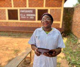 An MSF staff member at the Kidjigra center holds a tablet with the e-CARE application for pediatric consultations in Bambari, Central African Republic.