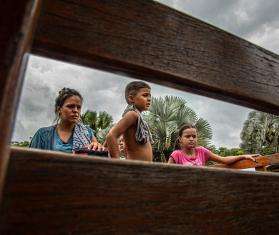 A view of children through a fence post near the Darién Gap