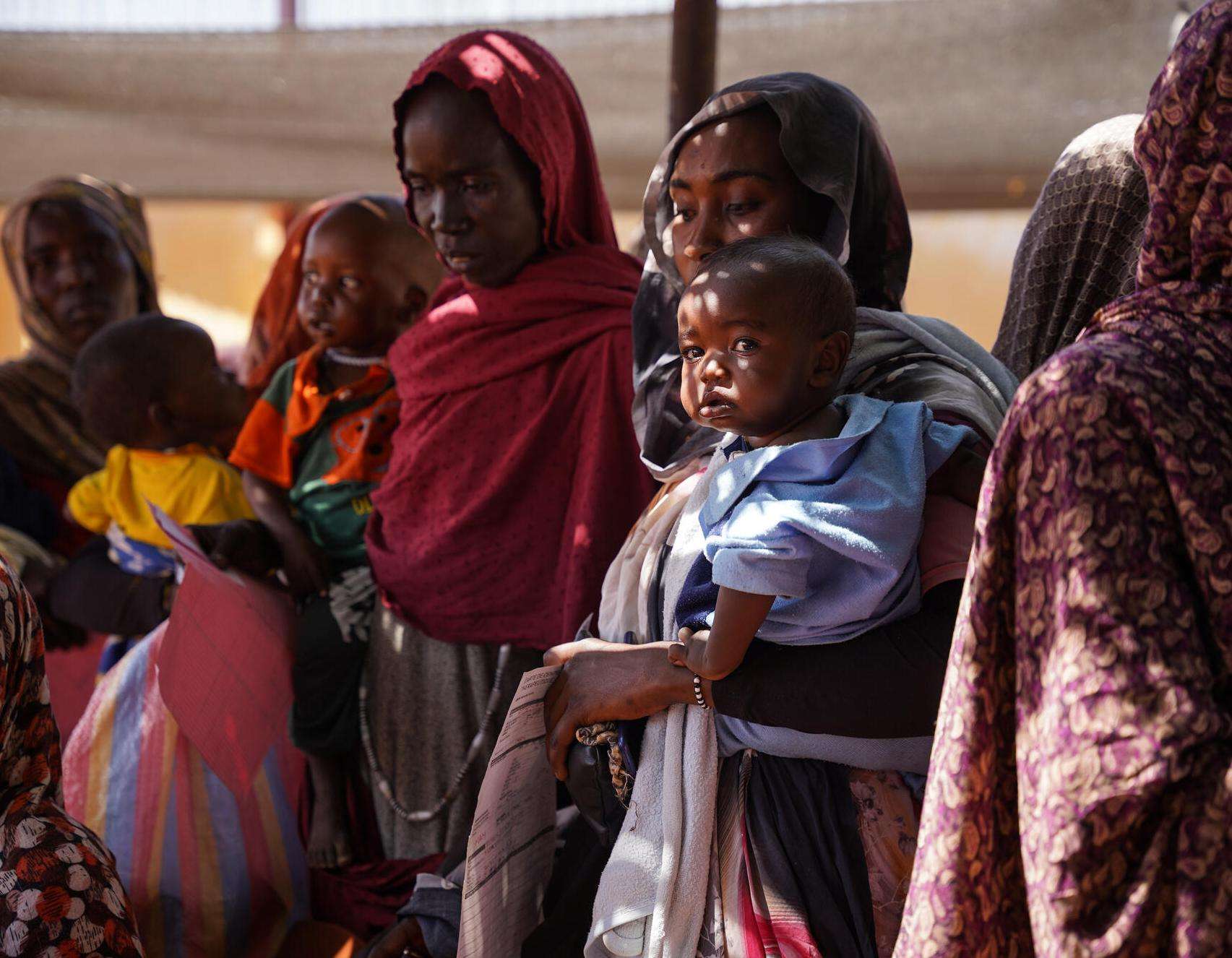 Sudanese women and children wait for malnutrition care from MSF in Zamzam camp.