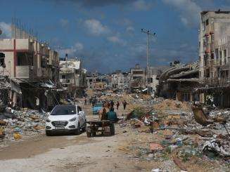 Palestinians fleeing from Rafah drive and take horse carts to go to Khan Younis. 