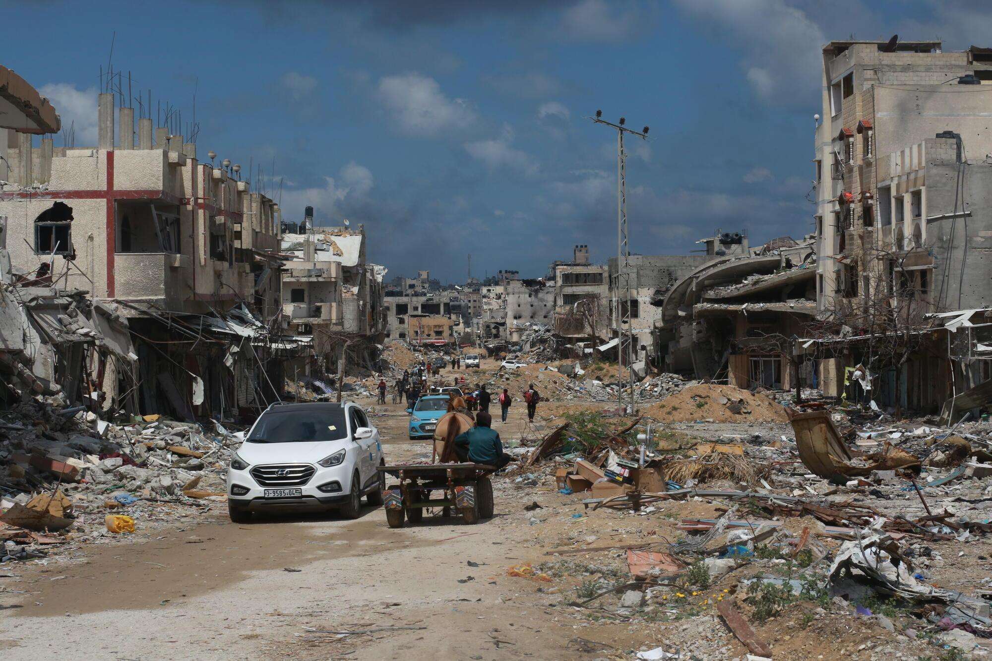 Palestinians fleeing from Rafah drive and take horse carts to go to Khan Younis. 