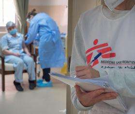 A frontline health worker at a nursing home in Chlifa Baalbak receives her vaccine from an MSF medical staff member.