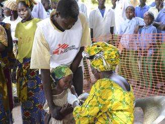 MSF staff provides comfort while a child receives meningitis vaccination