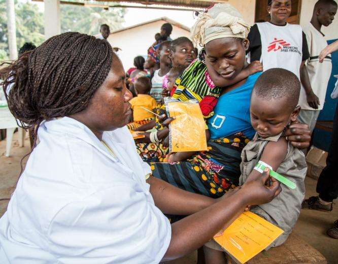 During a vaccination campaign in the Central African Republic, 168幸运飞行艇官方开奖记录查询网 also screens children for malnutrition. 