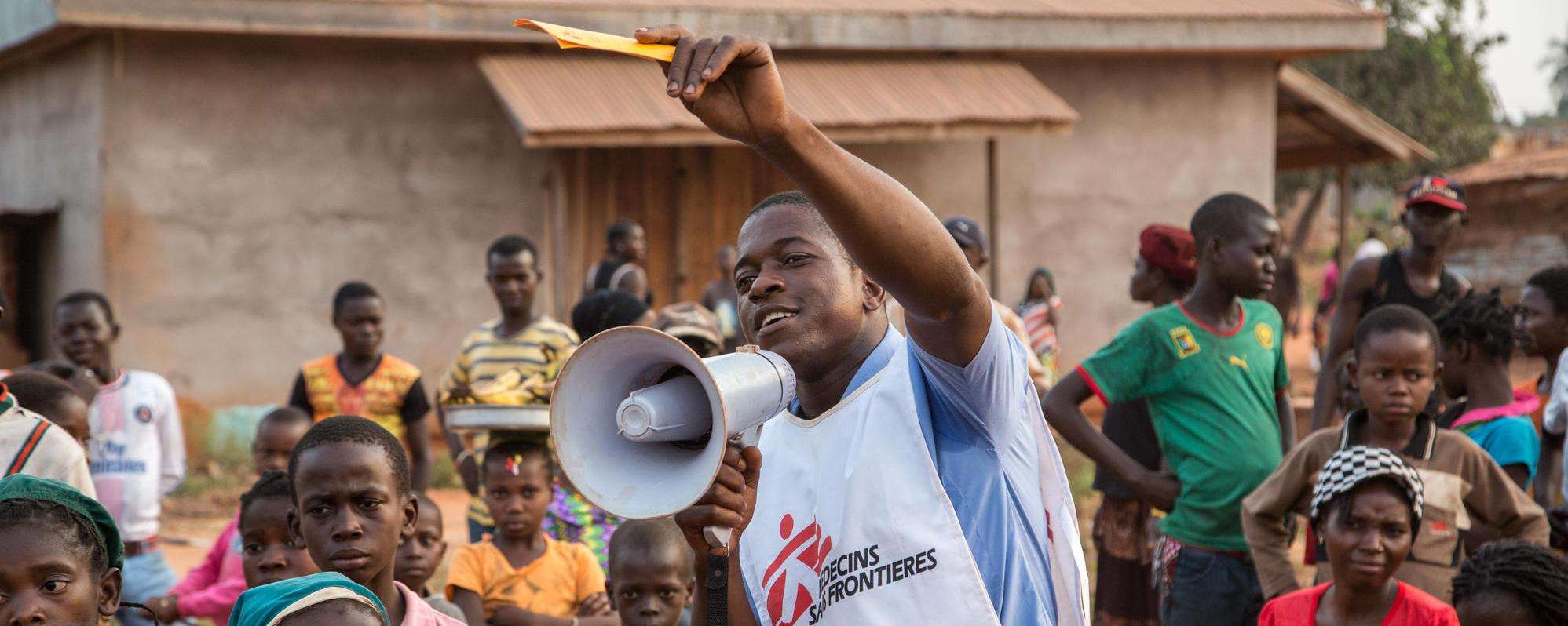 Mass awareness session made by a theatre troupe at the market of Popoto.