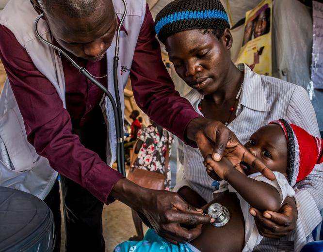 A pediatric consultation at the MSF health center in Bidi Bidi settlement.